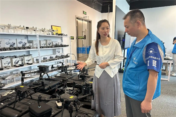 33岁女子维修无人机年入超500万 还计划拓展机器狗维修业务-图1