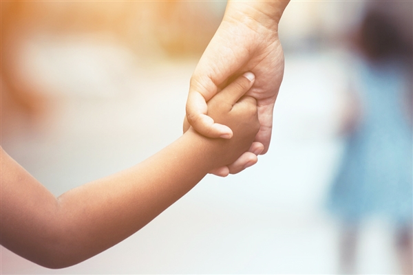 父亲为和女儿联系:生活费每月分4次给-图1 父亲为和女儿联系:生活费每月分4次给-图1