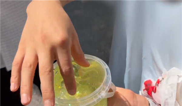 央视曝光这种“解压”玩具含有毒硼砂:儿童误食5克即致死-图1 央视曝光这种“解压”玩具含有毒硼砂:儿童误食5克即致死-图1