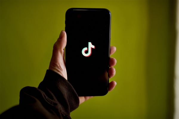 昔日浙江首富现身直播间跳团舞：20万人涌入直播间看蹦迪-图1