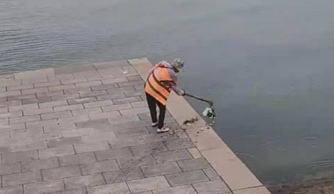 青岛一环卫工将垃圾扫进大海 景区回应：开除 扣发半个月工资