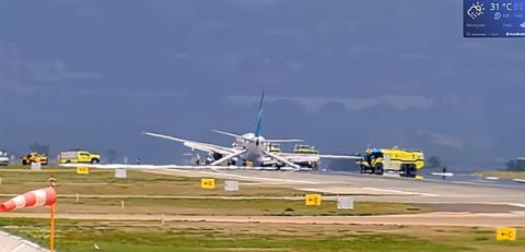 载有164人 加拿大一波音737客机硬着陆：3人被送医(图2)
