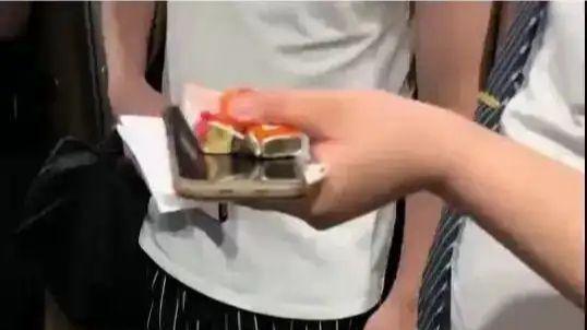 男子高铁座位上旁若无人抽烟