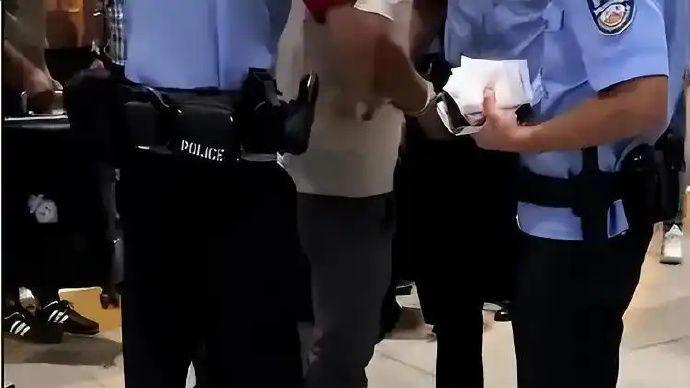 男子高铁座位上旁若无人抽烟
