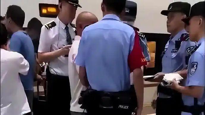 男子高铁座位上旁若无人抽烟