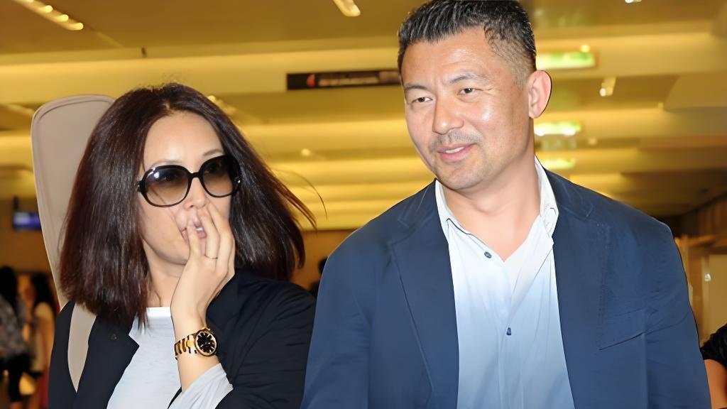 曝那英老公出轨!酒吧与女子十指紧扣亲密依偎