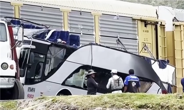 墨西哥一火车拦腰撞断一辆双层大巴车:致10死61伤-图3 墨西哥一火车拦腰撞断一辆双层大巴车:致10死61伤-图3