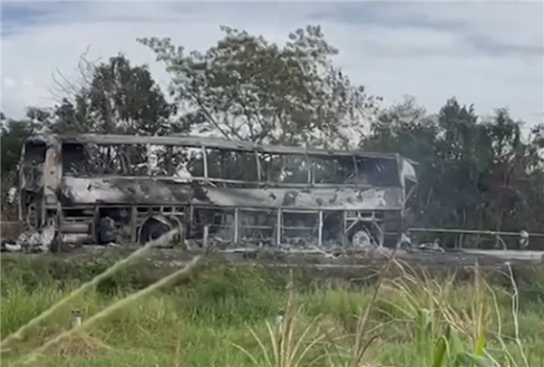 墨西哥一火车拦腰撞断一辆双层大巴车:致10死61伤-图4 墨西哥一火车拦腰撞断一辆双层大巴车:致10死61伤-图4