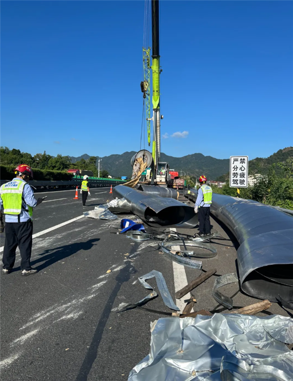 大货车紧急避让致30吨钢卷倾泻高速 这种情况小汽车不负全责-图2 大货车紧急避让致30吨钢卷倾泻高速 这种情况小汽车不负全责-图2