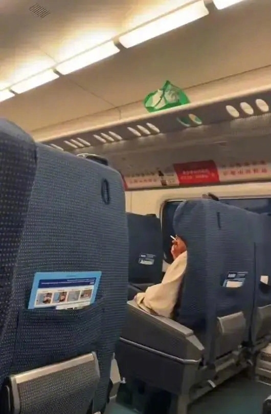 男子高铁上旁若无人抽烟被带走 12306回应:严重可致停运-图1 男子高铁上旁若无人抽烟被带走 12306回应:严重可致停运-图1