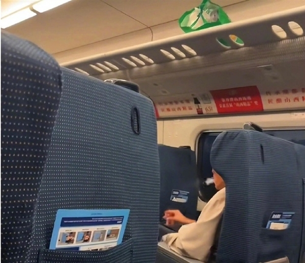 男子高铁上旁若无人抽烟被带走 12306回应:严重可致停运-图2 男子高铁上旁若无人抽烟被带走 12306回应:严重可致停运-图2