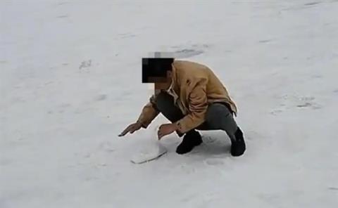 游客成袋装走茶卡盐湖铺路盐 景区：不建议拿 凭套票可免费领
