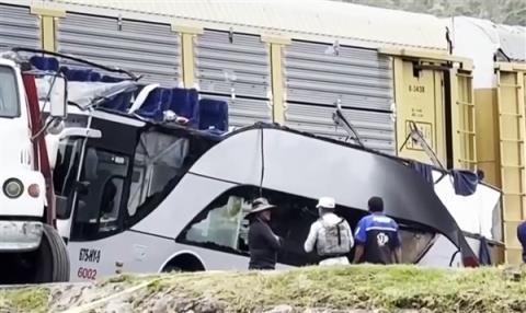 墨西哥一火车拦腰撞断一辆双层大巴车：致10死61伤(图3)