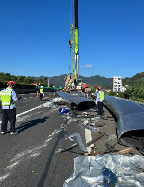 大货车紧急避让致30吨钢卷倾泻高速 这种情况小汽车不负全责(图2)