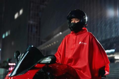 京东：为全职骑手免费配置红斗篷雨衣 恶劣天气超时免罚(图3)