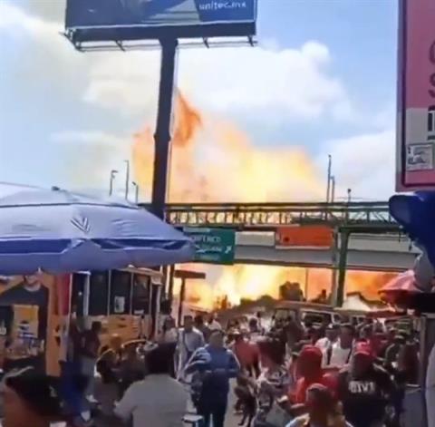 墨西哥一油罐车上5万升液化天然气泄漏爆炸：18辆车被炸毁(图2)