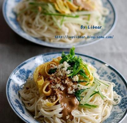 如何在家轻松制作美味的芝麻酱凉面？制作过程中需要注意哪些常见问题？