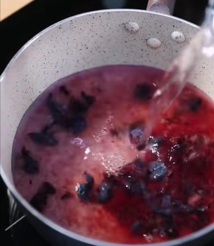 三分钟教你会做冰凉爽口的蓝莓冻撞奶