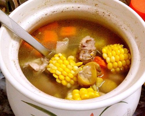 玉米胡萝卜鸡汤怎么做？有哪些健康益处？