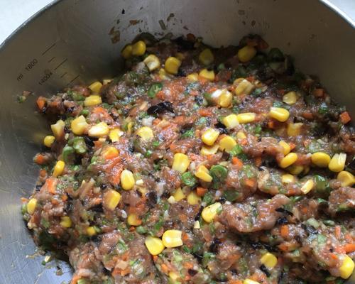 如何制作玉米胡萝卜猪肉馅饺子？步骤和技巧是什么？