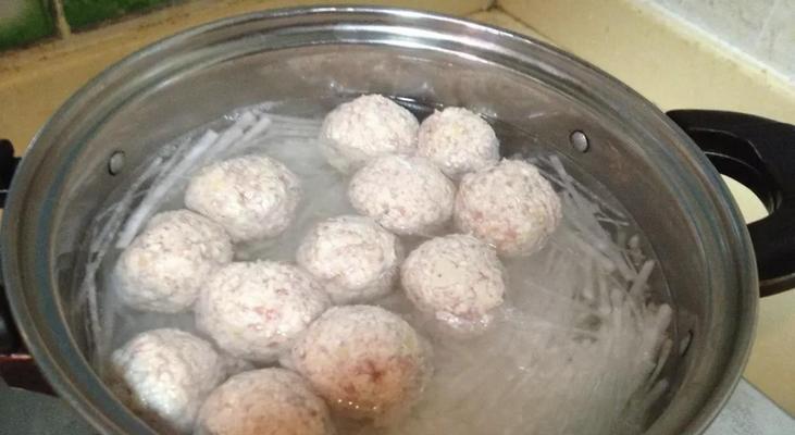 鱼丸肉片萝卜汤怎么做？有哪些步骤和技巧？