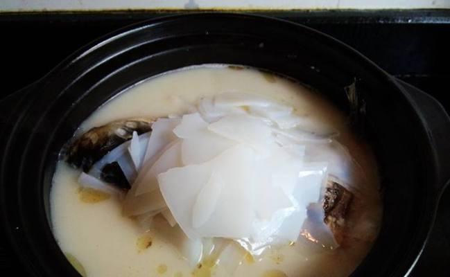 鱼头粉皮汤怎么做？详细步骤和技巧是什么？