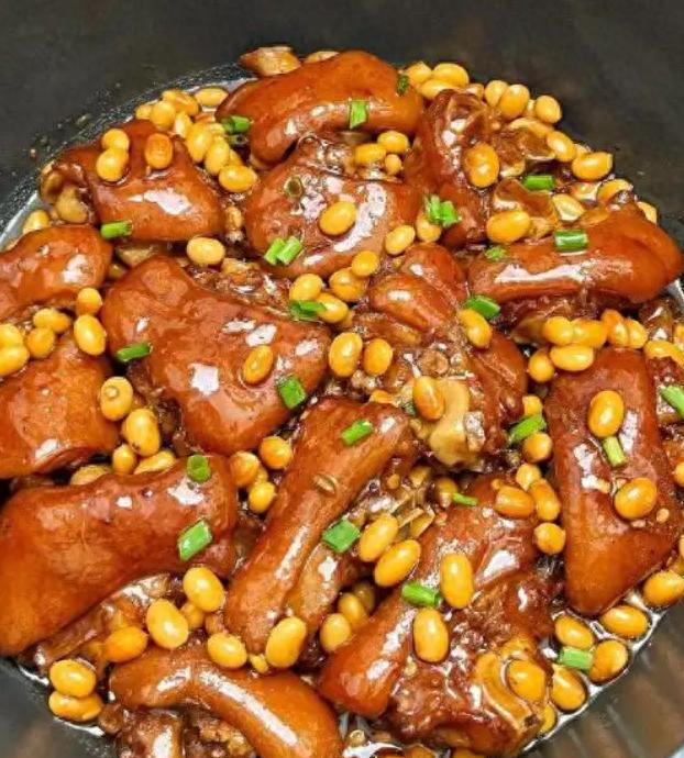 猪蹄炖黄豆的做法：炖黄豆猪蹄的家常做法