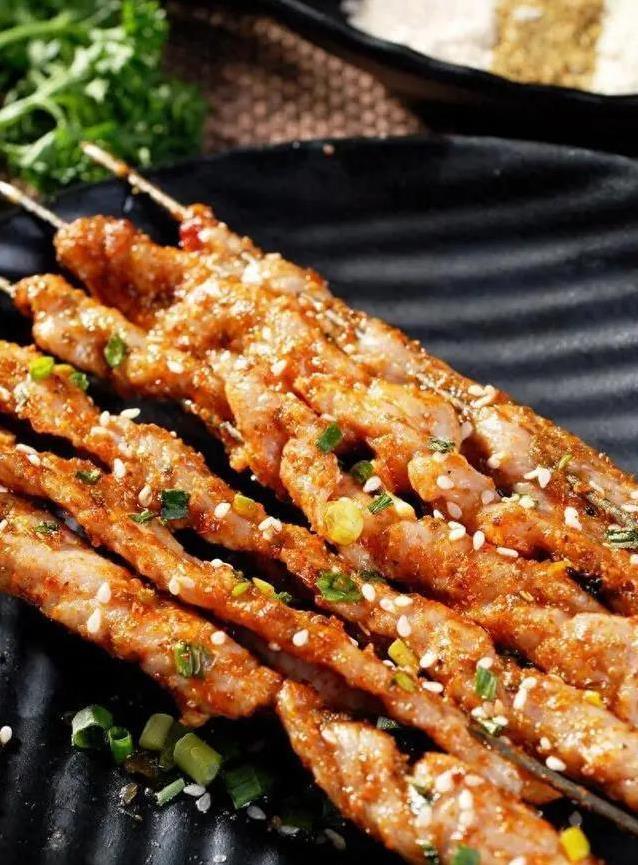 30分钟搞定里脊肉串，外焦里嫩全家抢吃，秘诀竟这么简单？
