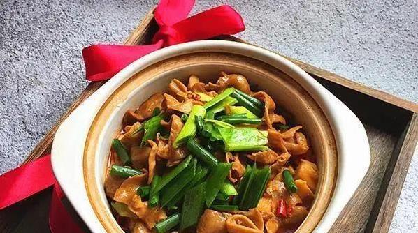 酸笋肥肠煲超简单做法，酸辣爽口，吃一次就上瘾！