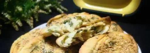 葱花饼外酥内软香满屋，简单3步就能做，你家餐桌常有它？