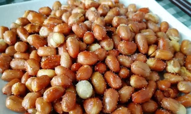 花生米直接下锅炒？教你一招，香脆不糊放一周都行