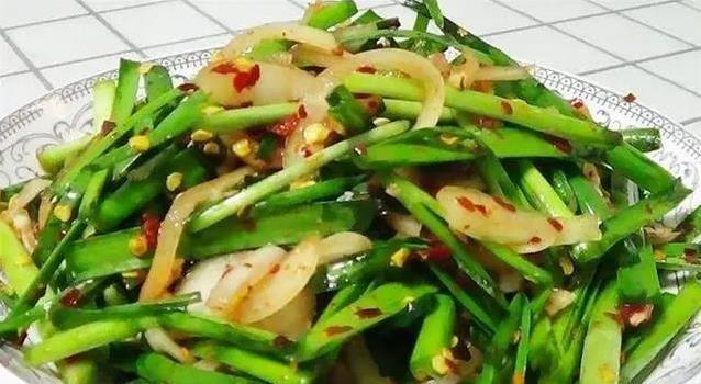一把韭菜简单拌，鲜辣过瘾营养多，你敢生吃试试吗？