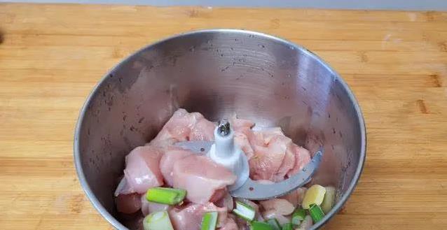 超市鸡肉肠真假难辨？简单3步自制，鲜香无添加吃得放心