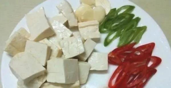 一块豆腐煎出妈妈的味道，十分钟上桌，全家抢着吃！