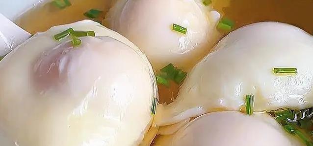 荷包蛋煮法有门道，3分钟无白沫不散花，个个圆润嫩到爆