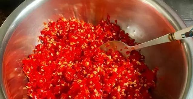 10块钱做一罐辣椒酱，味道秒杀超市货，你敢试吗？