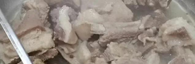 羊排选不好汤发腥，3招煮出嫩滑美味，全家抢着舀一碗