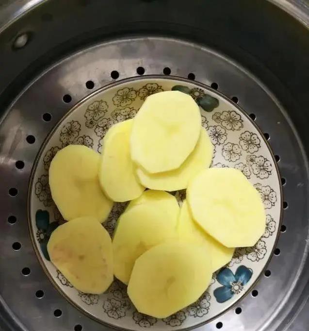 厨房小白福音！三步做出香脆土豆饼，你敢试吗？