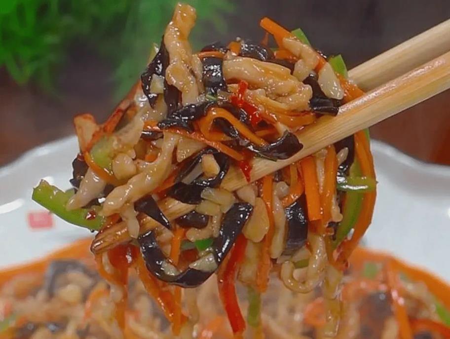 家常鱼香肉丝，学会腌肉调汁2招，简单省钱却香到邻居敲门