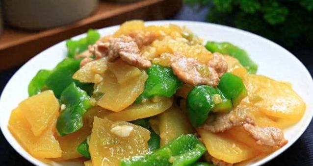 土豆片总粘锅软塌塌？3个小妙招，炒出饭店级脆爽