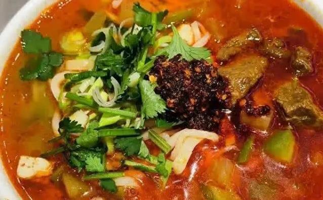 500克羊肉做一锅，香辣汤头勾人魂，家宴必备绝活面？