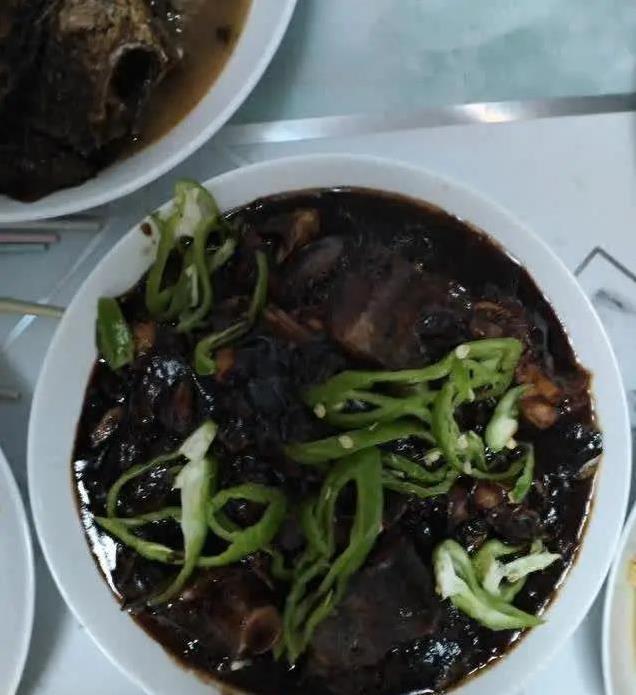 爸爸周末下厨做鱼香满屋，孩子吃着吃着却泪目了？