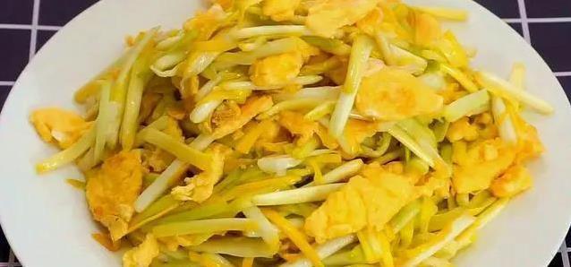家常菜也能惊艳味蕾，蒜黄炒鸡蛋十秒出锅，营养翻倍你吃过吗
