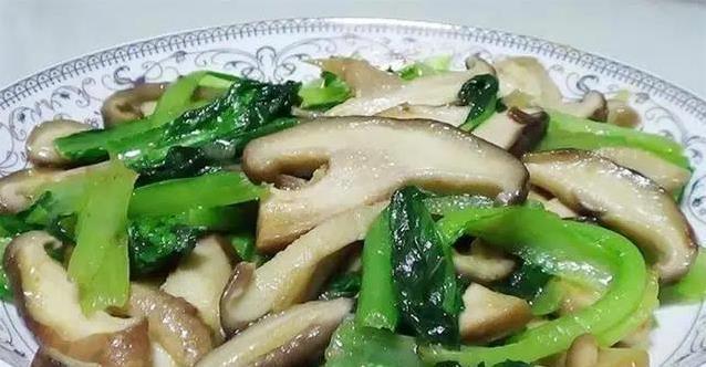 10分钟搞定晚餐，香菇炒小白菜超美味，减肥也能吃到爽