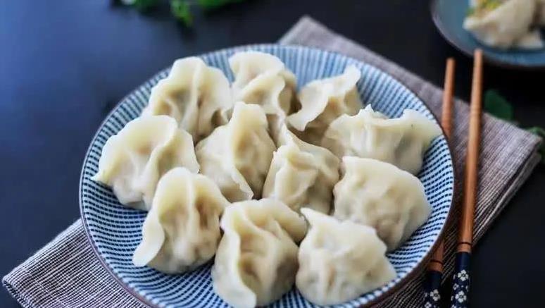 饺子皮薄馅香全家夸，3个技巧包出团圆味，你学会了吗？