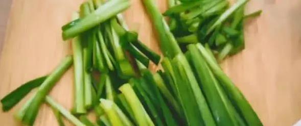 韭菜炒鸡蛋总失败？学会这1招，鸡蛋嫩得像豆腐，韭菜翠得像玉