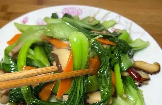 香菇小青菜10分钟上桌，胡萝卜点缀色香味全，你家也能炒出好味道