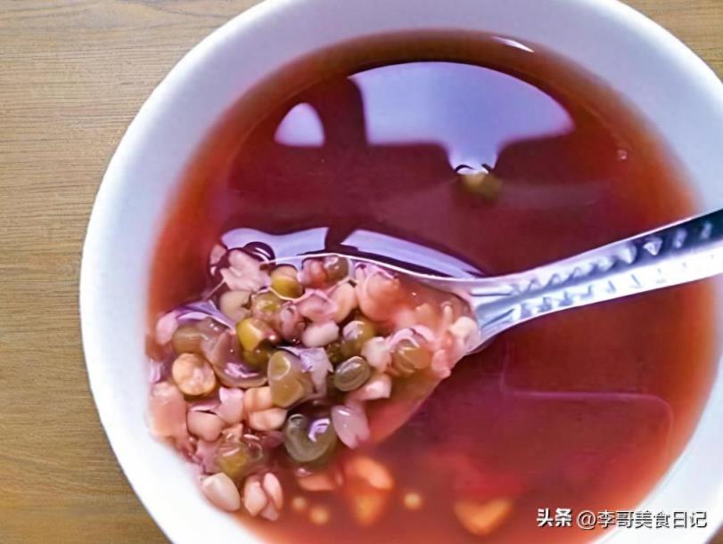 同是绿豆汤，为啥有的绿有的红？原来跟咱做饭的手法有关系