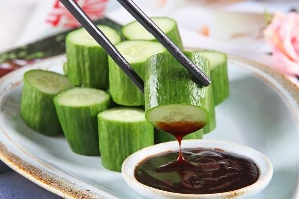 吃黄瓜时蘸什么酱好吃？生吃黄瓜蘸黄豆酱好还是甜面酱好？