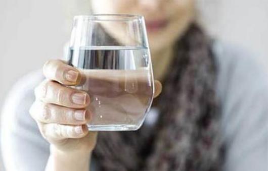 多喝水更要会喝水喝对水 老人养生要喝好三杯水